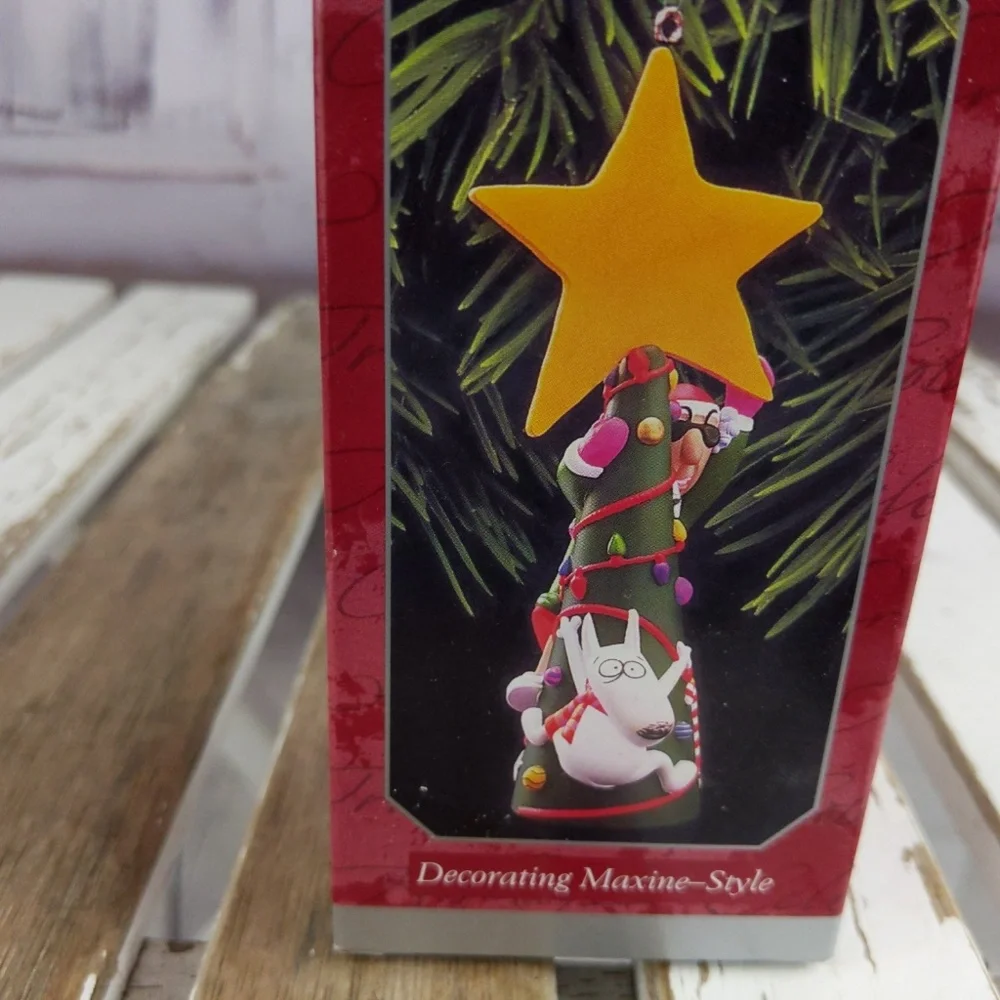 Hallmark keepsake ornament xmas tree Maxine dog‎ st